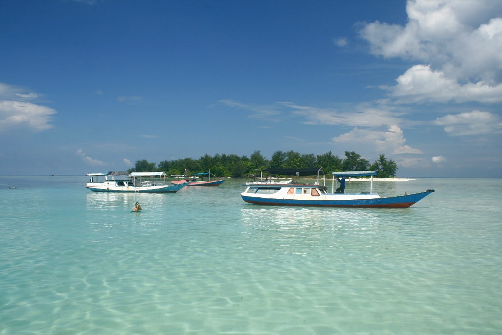 lokasi pulau karimun jawa dengan boat : PasirPantai.com