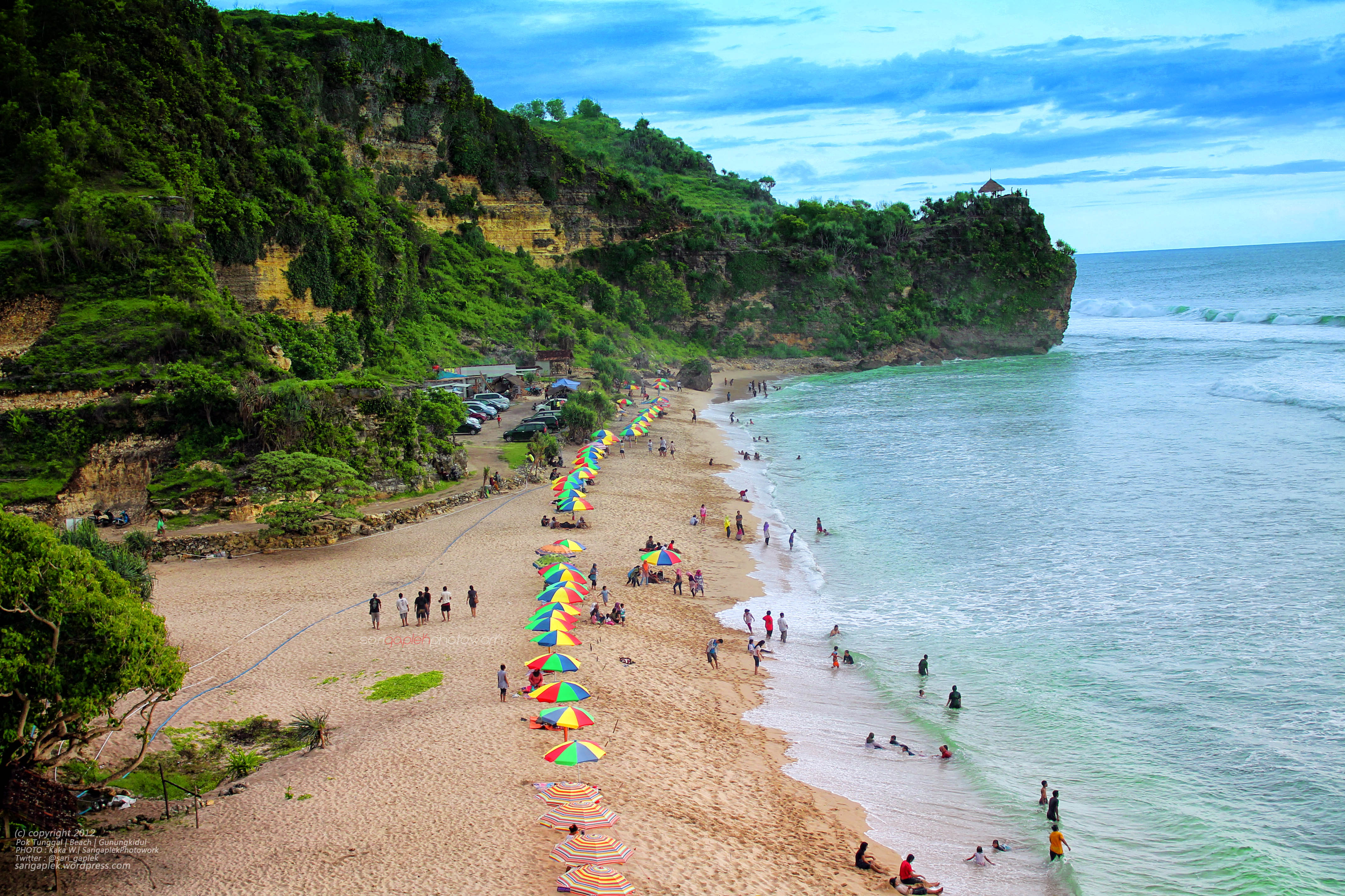 Payung Mewarnai Keindahan Pantai Pok Tunggal Diy Yogyakarta Gunung Kidul
